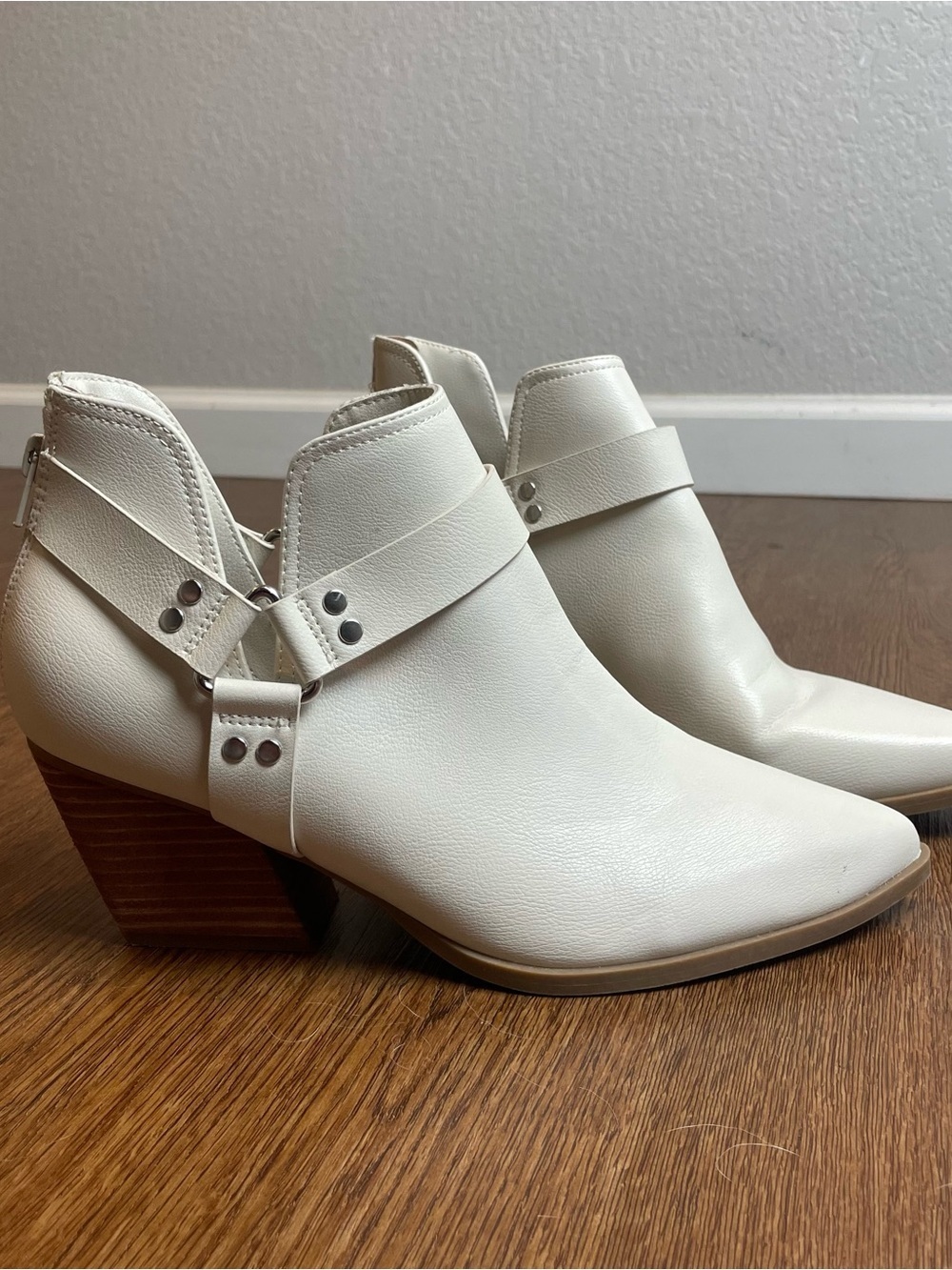 Dolce Vita Cream Pointed Leather Ankle Booties with Stacked Heel Size 10 - Picture 3 of 11